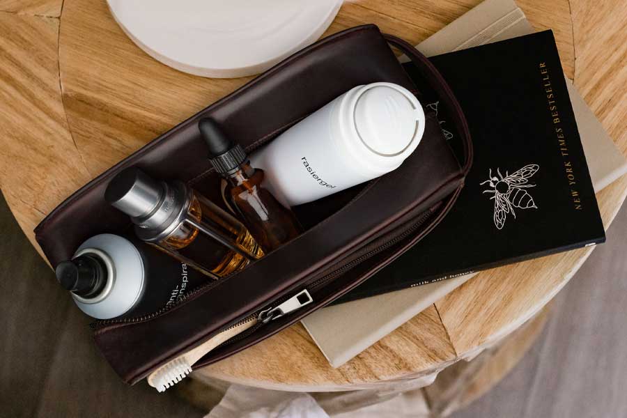 Pure Leather Studio: Kulturbeutel Banner