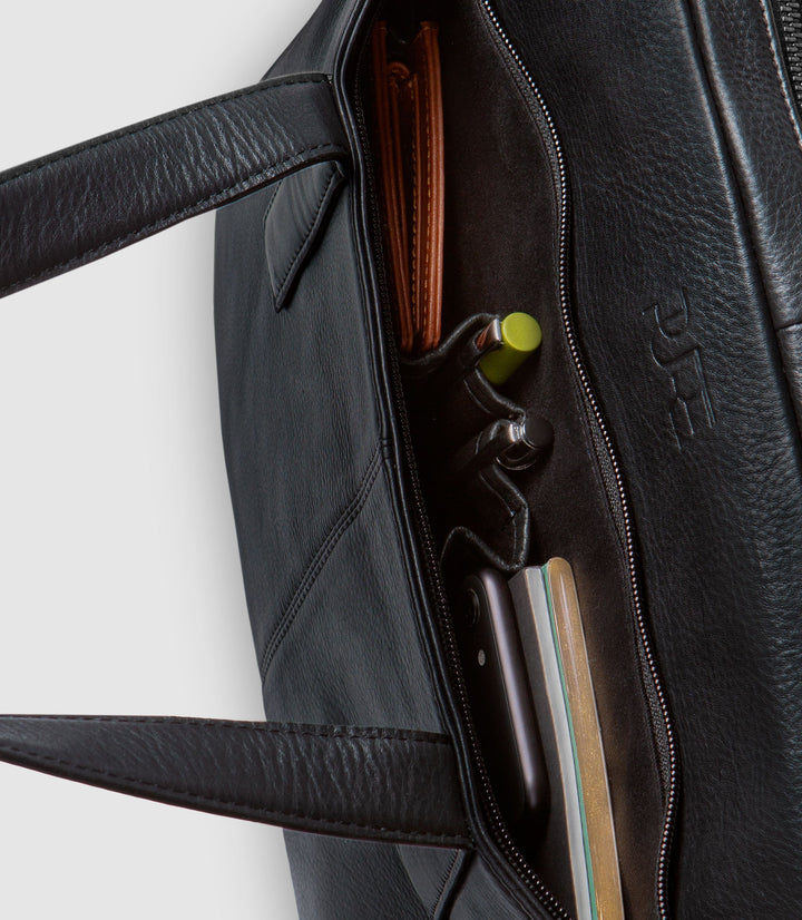 Laptoptasche Leder CAPELLA Midnight Black aus echtem Leder von PURE Leather Studio | PURE Leather Studio