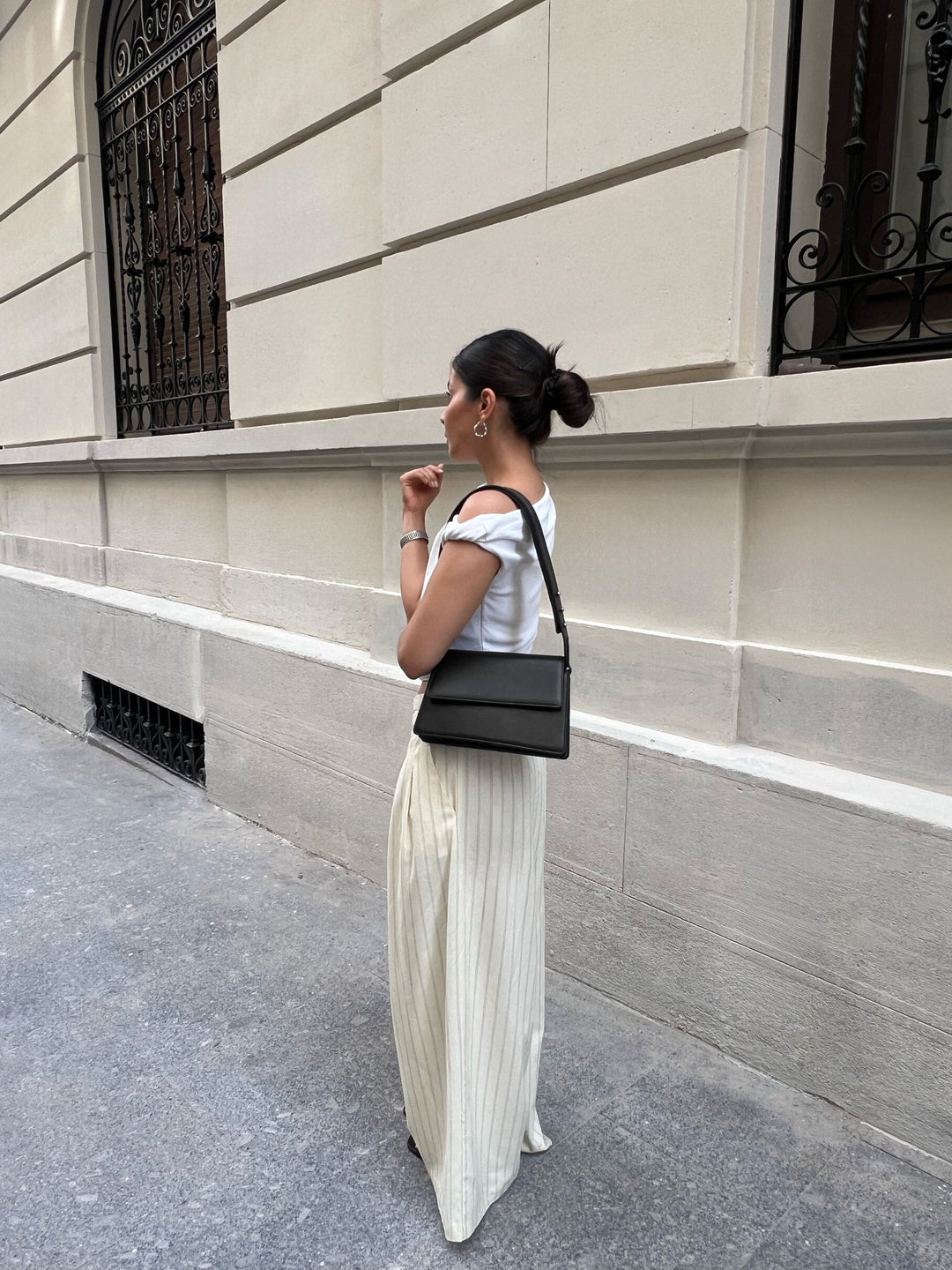 OPHELIA Ledertasche für Damen - stilvolle Seitenansicht beim Tragen