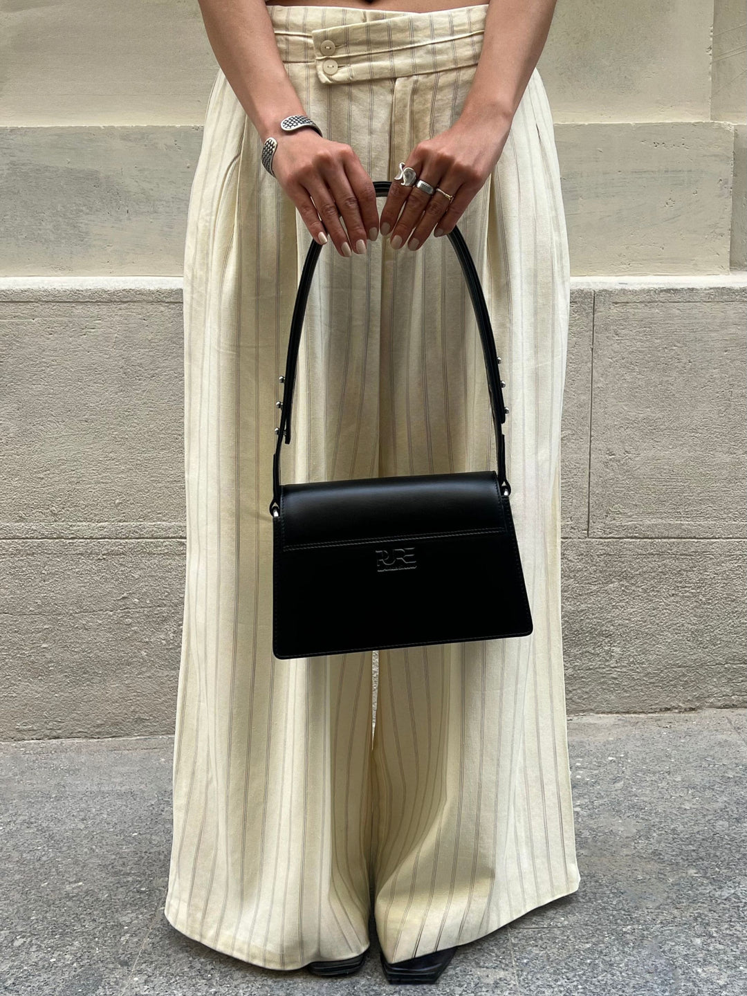 OPHELIA Schultertasche aus schwarzem Rindsleder - Vorderansicht in elegantem Look