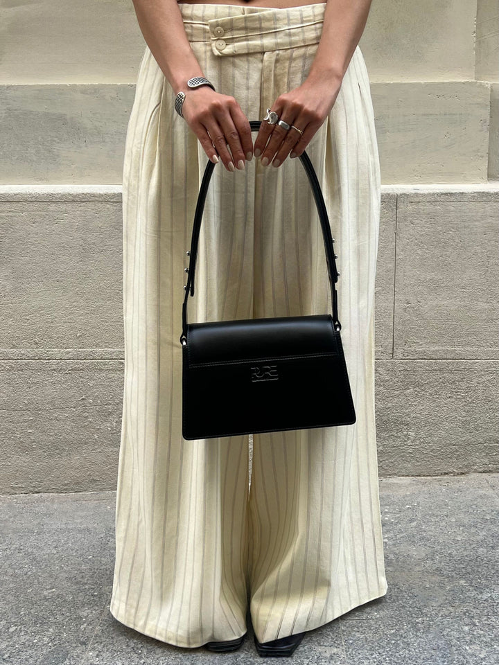 OPHELIA Schultertasche aus schwarzem Rindsleder - Vorderansicht in elegantem Look