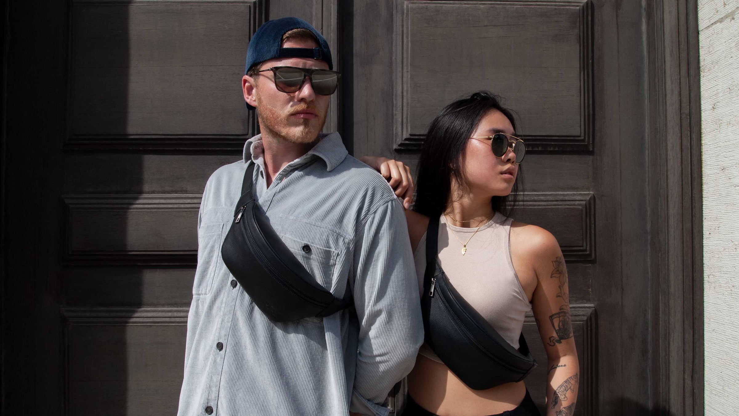 Moderne Leder-Bauchtasche in Schwarz für Damen und Herren – angesagte Sommeraccessoires