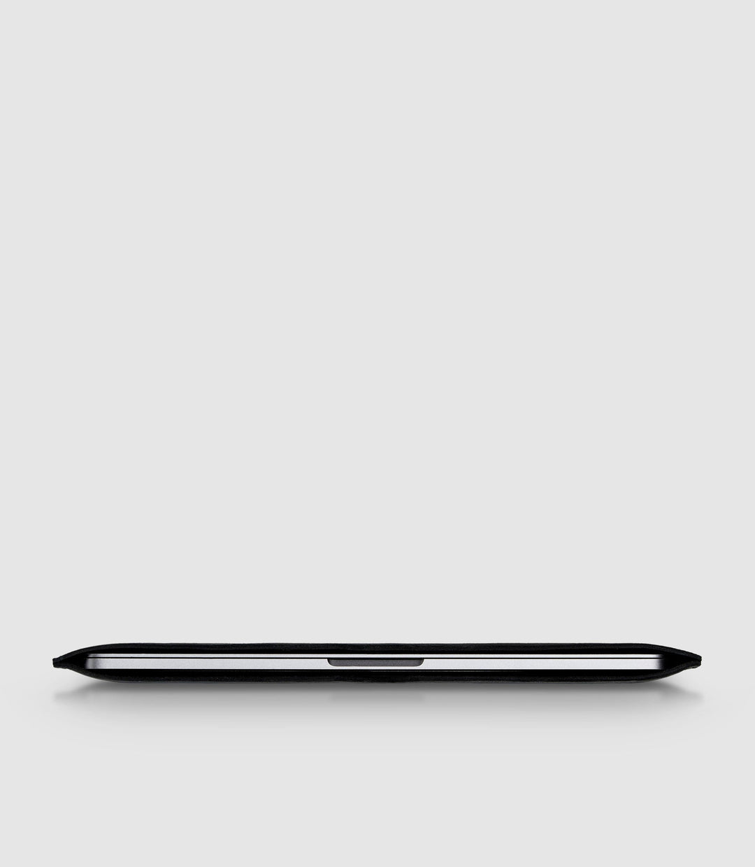 13" MacBook Lederhülle AVIOR Midnight Black aus echtem Leder von PURE Leather Studio | PURE Leather Studio