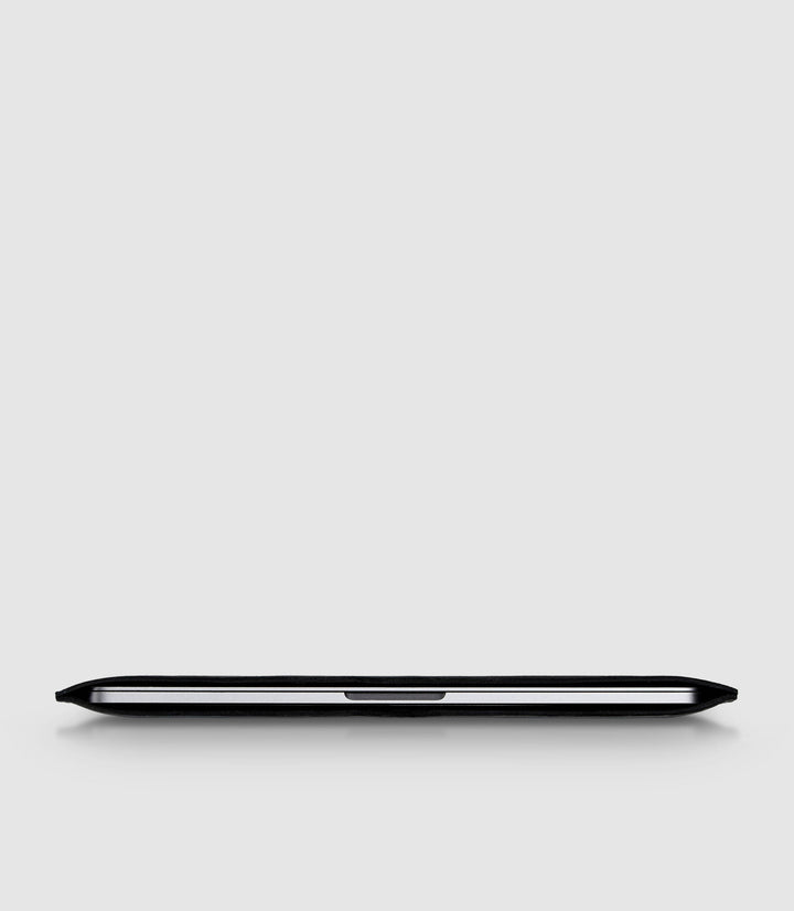 13" MacBook Lederhülle AVIOR Midnight Black aus echtem Leder von PURE Leather Studio | PURE Leather Studio