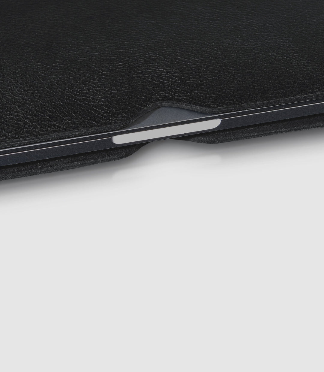 13" MacBook Lederhülle AVIOR Midnight Black aus echtem Leder von PURE Leather Studio | PURE Leather Studio