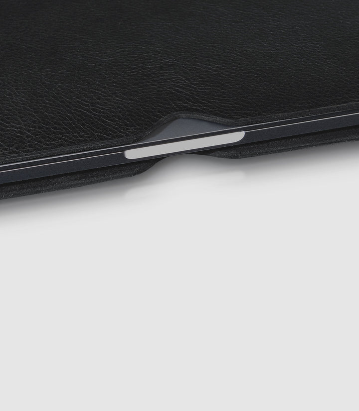 13" MacBook Lederhülle AVIOR Midnight Black aus echtem Leder von PURE Leather Studio | PURE Leather Studio
