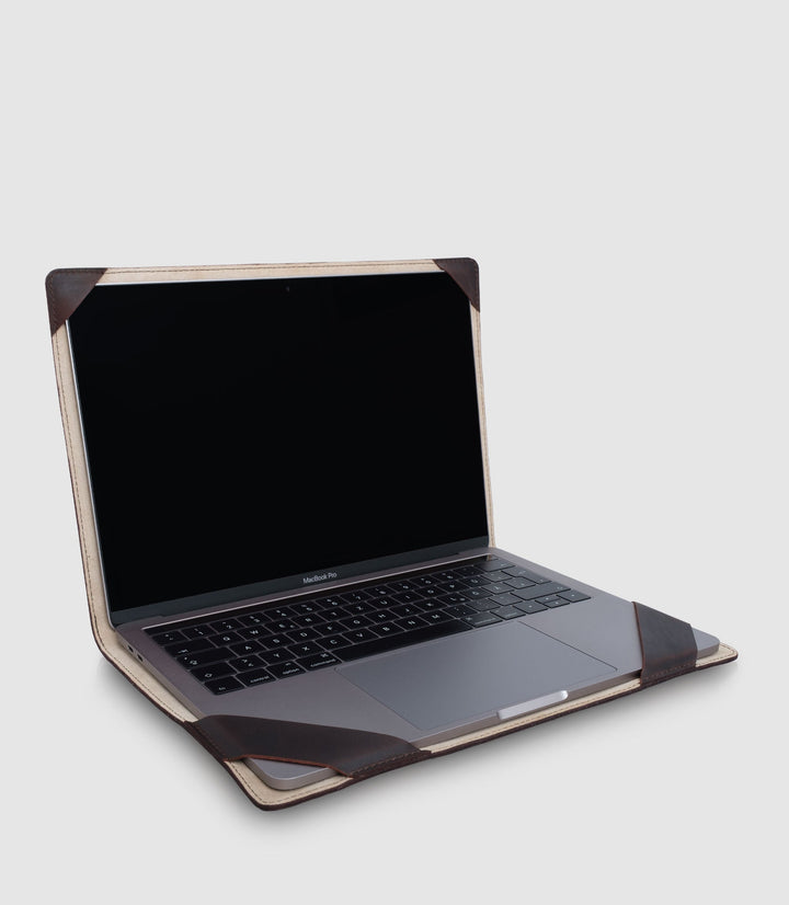 13 Zoll MacBook Lederhülle ATRIA Chocolate aus echtem Leder von PURE Leather Studio | PURE Leather Studio