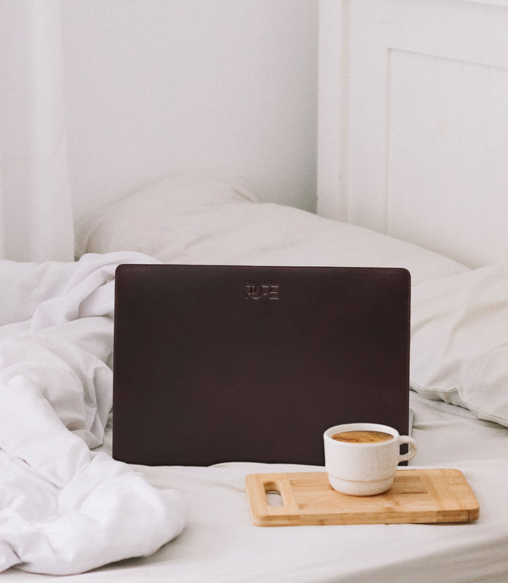 13 Zoll MacBook Lederhülle ATRIA Chocolate aus echtem Leder von PURE Leather Studio | PURE Leather Studio