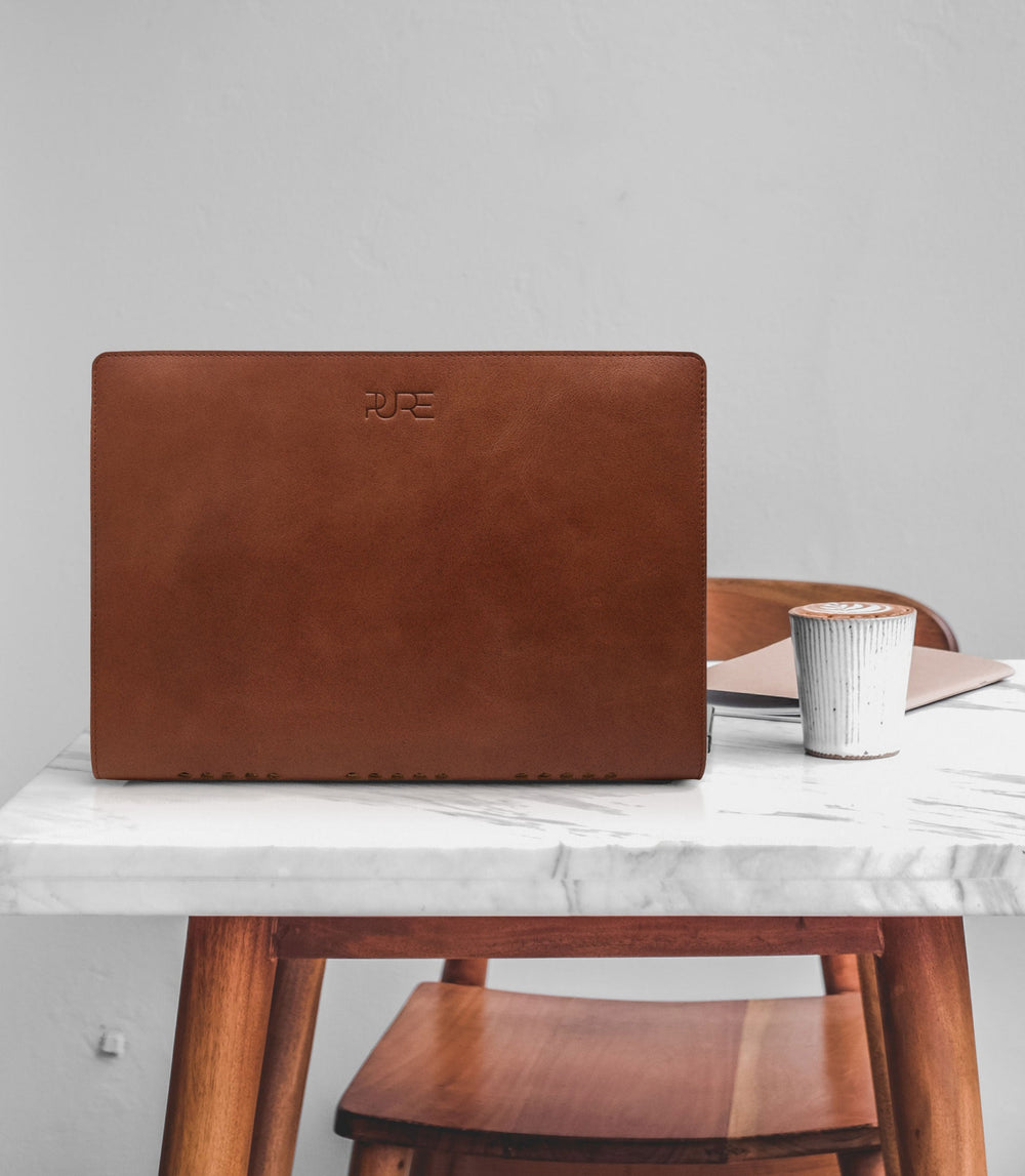 13 Zoll MacBook Lederhülle ATRIA Cognac aus echtem Leder von PURE Leather Studio | PURE Leather Studio
