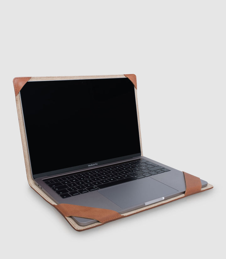 13 Zoll MacBook Lederhülle ATRIA Cognac aus echtem Leder von PURE Leather Studio | PURE Leather Studio