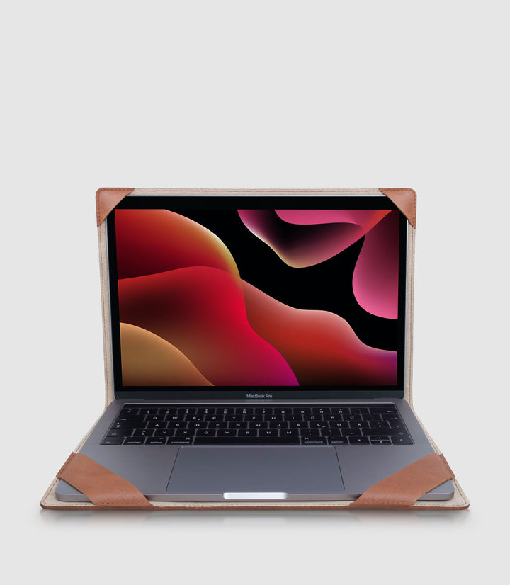 13 Zoll MacBook Lederhülle ATRIA Cognac aus echtem Leder von PURE Leather Studio | PURE Leather Studio