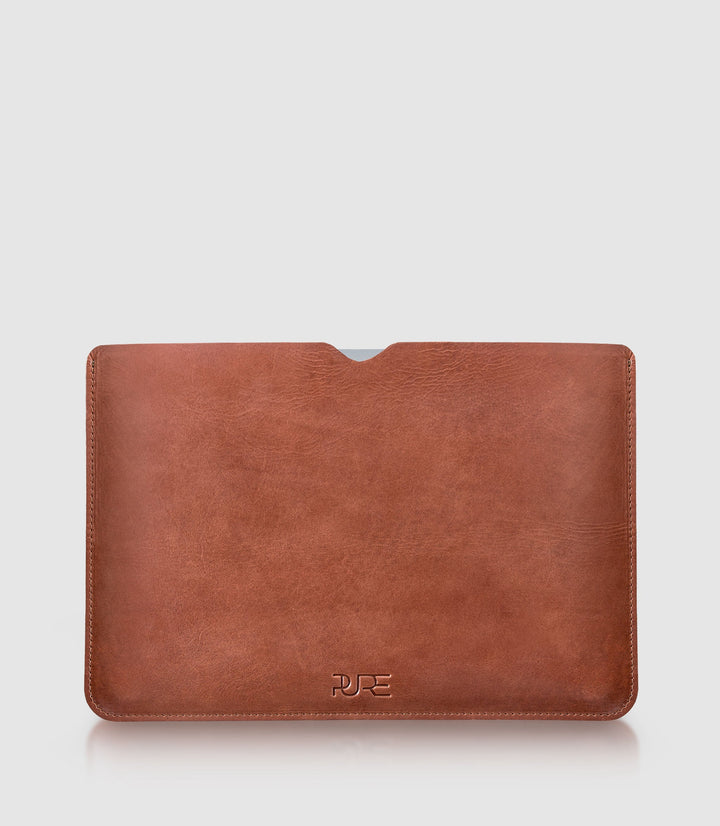 14" MacBook Lederhülle AVIOR Cognac aus echtem Leder von PURE Leather Studio | PURE Leather Studio