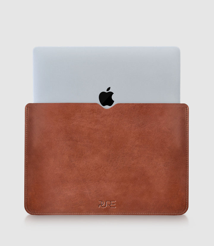 14" MacBook Lederhülle AVIOR Cognac aus echtem Leder von PURE Leather Studio | PURE Leather Studio