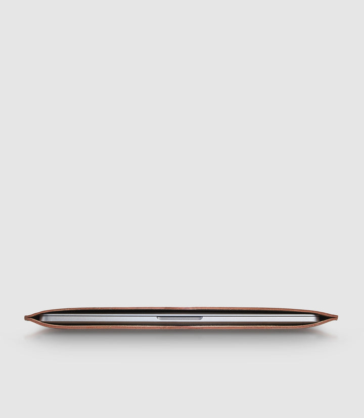14" MacBook Lederhülle AVIOR Cognac aus echtem Leder von PURE Leather Studio | PURE Leather Studio