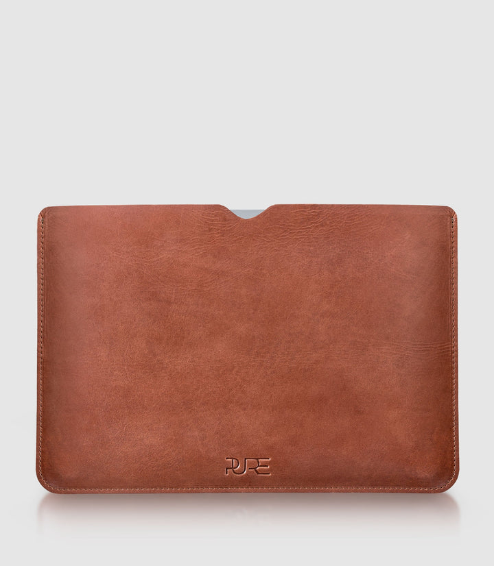 16" MacBook Lederhülle AVIOR Cognac aus echtem Leder von PURE Leather Studio | PURE Leather Studio