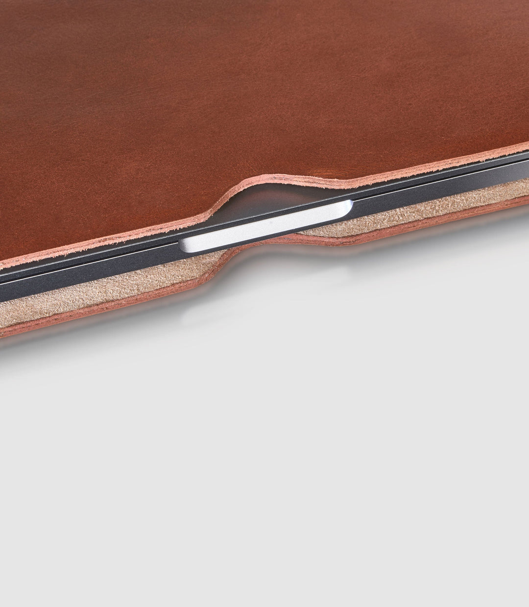 16" MacBook Lederhülle AVIOR Cognac aus echtem Leder von PURE Leather Studio | PURE Leather Studio