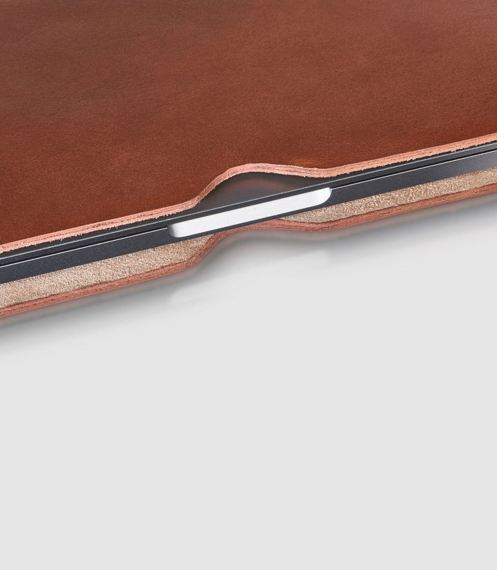 16" MacBook Lederhülle AVIOR Cognac aus echtem Leder von PURE Leather Studio | PURE Leather Studio