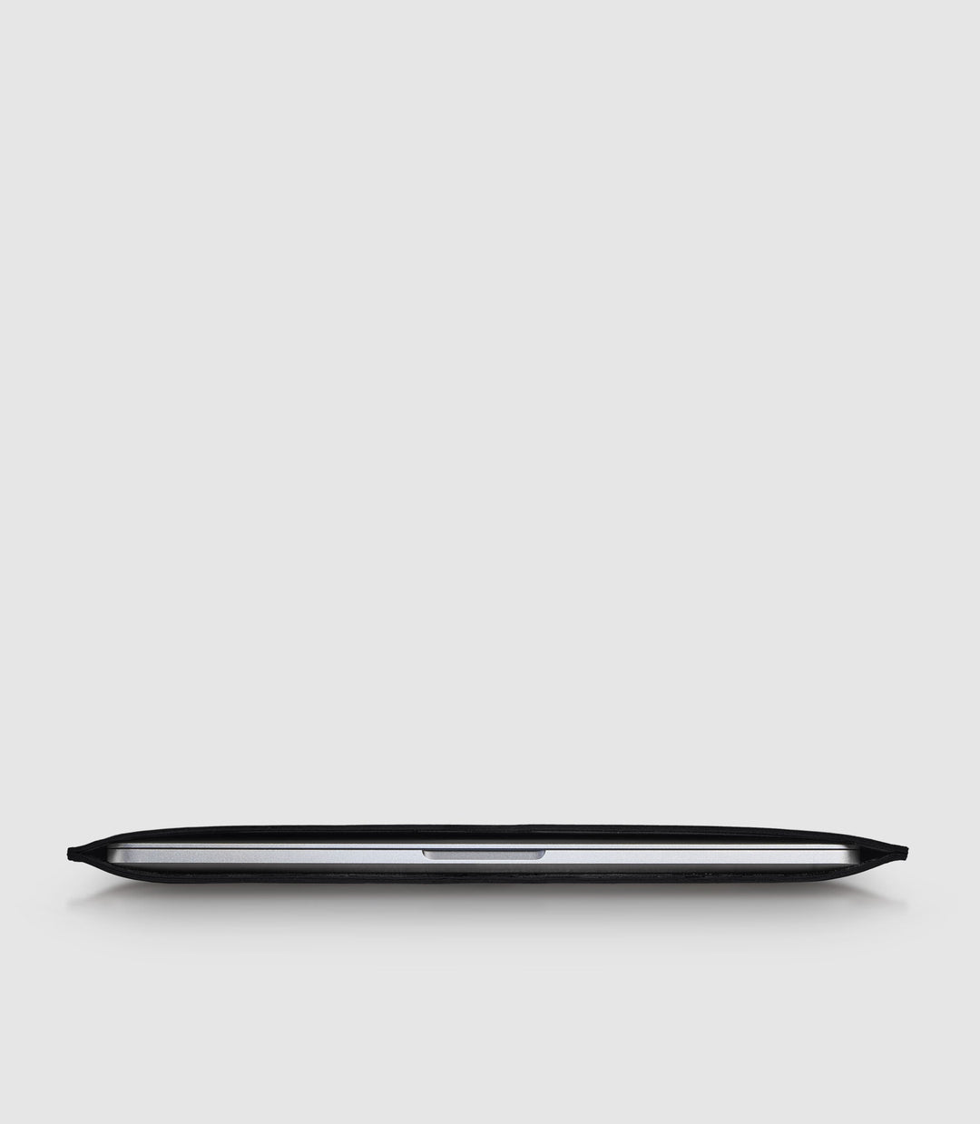 16" MacBook Lederhülle AVIOR Midnight Black aus echtem Leder von PURE Leather Studio | PURE Leather Studio