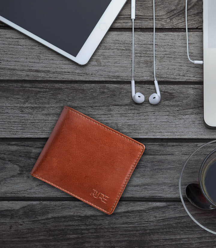 Geldbeutel Leder CASTOR Bifold Cognac aus echtem Leder von PURE Leather Studio | PURE Leather Studio