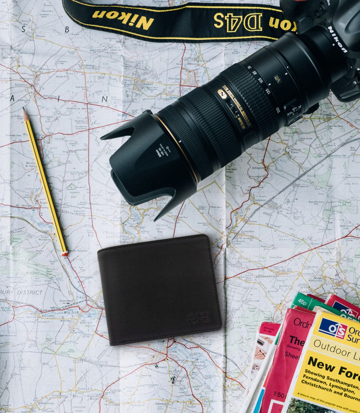 Geldbeutel Leder CASTOR Bifold Midnight Black aus echtem Leder von PURE Leather Studio | PURE Leather Studio