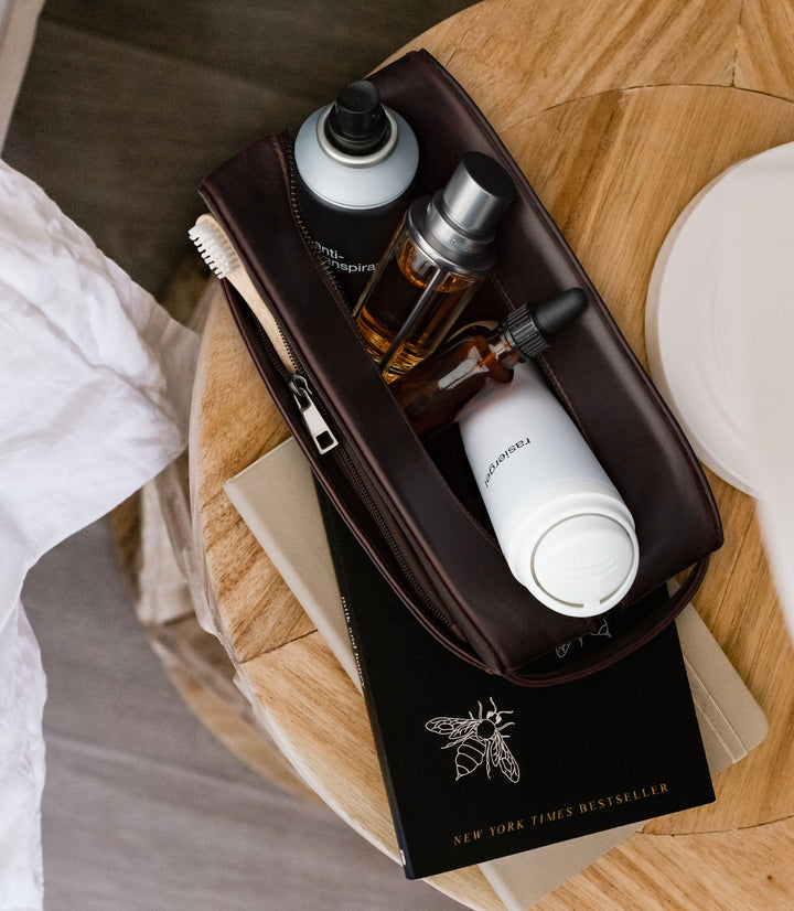 Kulturtasche Leder ATLAS Chocolate aus echtem Leder von PURE Leather Studio | PURE Leather Studio