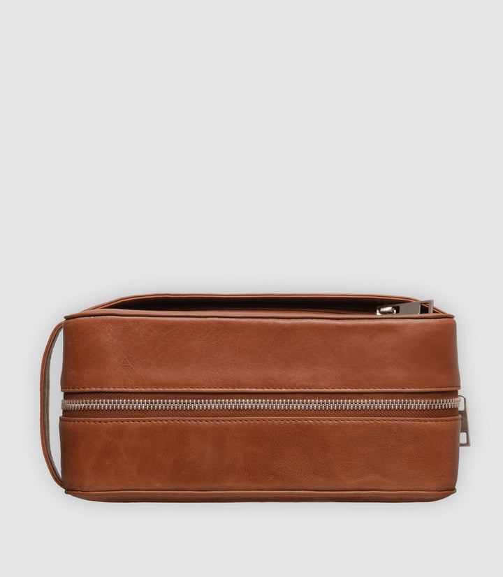 Kulturtasche Leder ATLAS Cognac aus echtem Leder von PURE Leather Studio | PURE Leather Studio