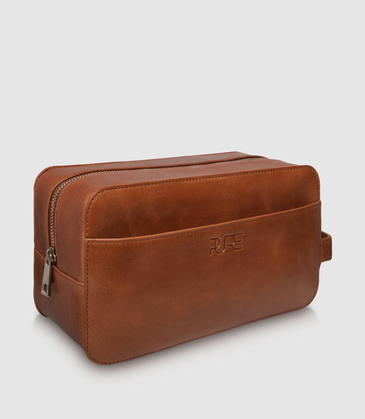 Kulturtasche Leder ATLAS Cognac aus echtem Leder von PURE Leather Studio | PURE Leather Studio