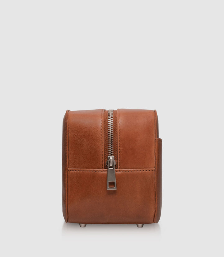 Kulturtasche Leder ATLAS Cognac aus echtem Leder von PURE Leather Studio | PURE Leather Studio