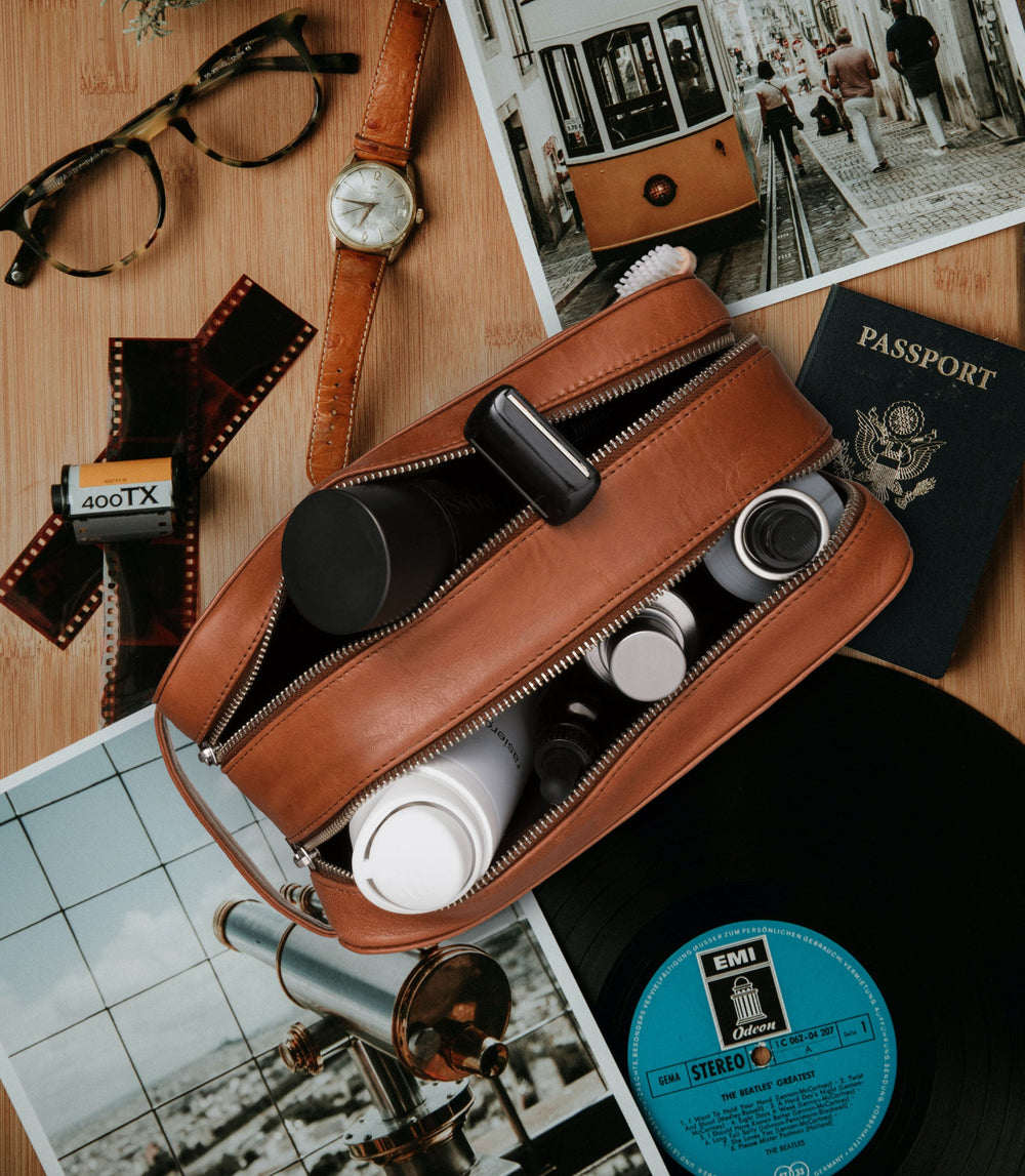 Kulturtasche Leder ATLAS XL Cognac aus echtem Leder von PURE Leather Studio | PURE Leather Studio