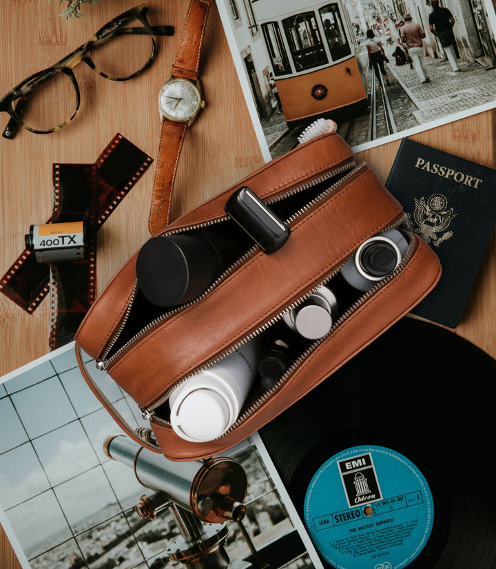 Kulturtasche Leder ATLAS XL Cognac aus echtem Leder von PURE Leather Studio | PURE Leather Studio