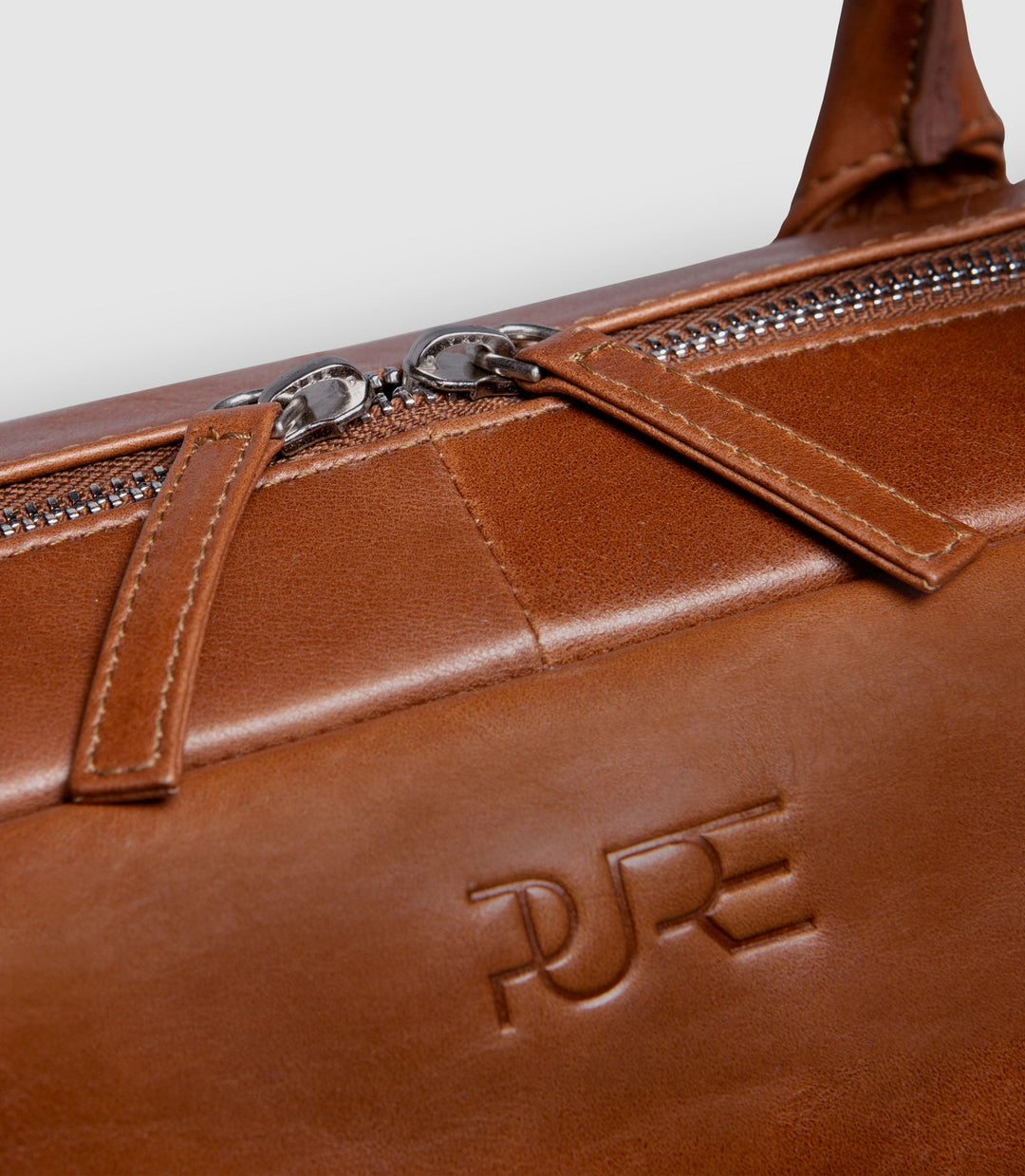 Laptoptasche Leder NAOS Cognac aus echtem Leder von PURE Leather Studio | PURE Leather Studio