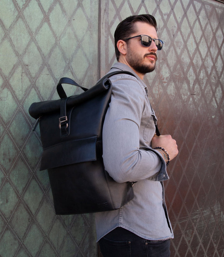 Rolltop Leder Rucksack POLIS Midnight Black aus echtem Leder von PURE Leather Studio | PURE Leather Studio