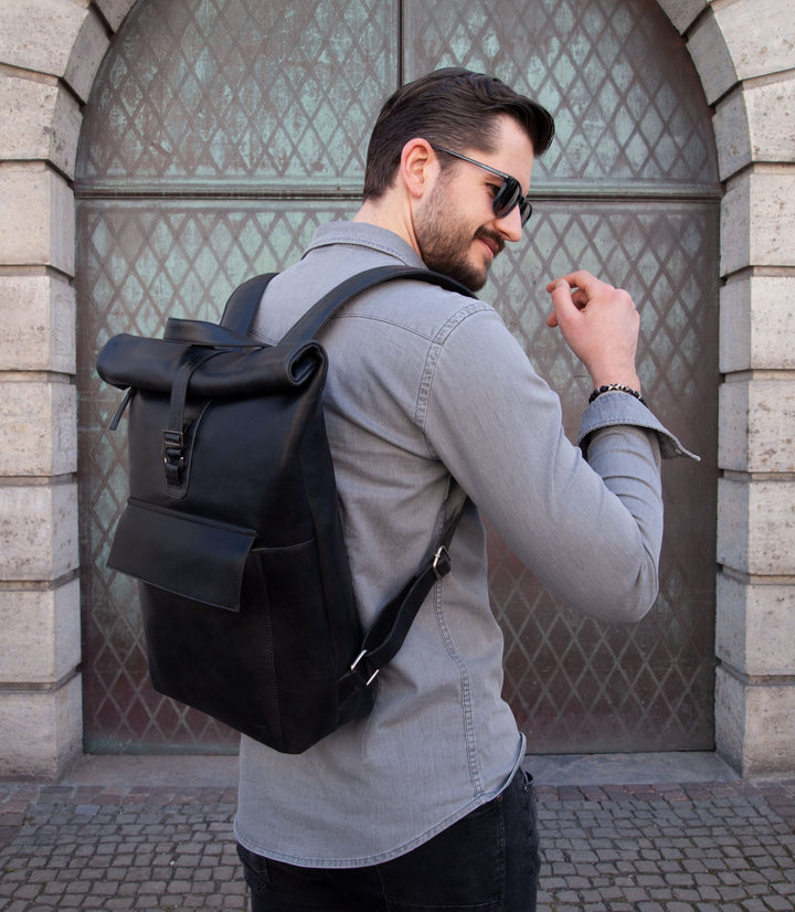 Rolltop Leder Rucksack POLIS Midnight Black aus echtem Leder von PURE Leather Studio | PURE Leather Studio