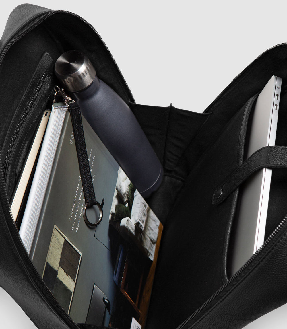 Rucksack Leder VEGA Midnight Black aus echtem Leder von PURE Leather Studio | PURE Leather Studio