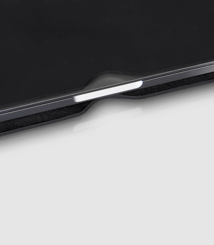 MacBook Lederhülle AVIOR 14 Zoll Midnight Black - Rückansicht