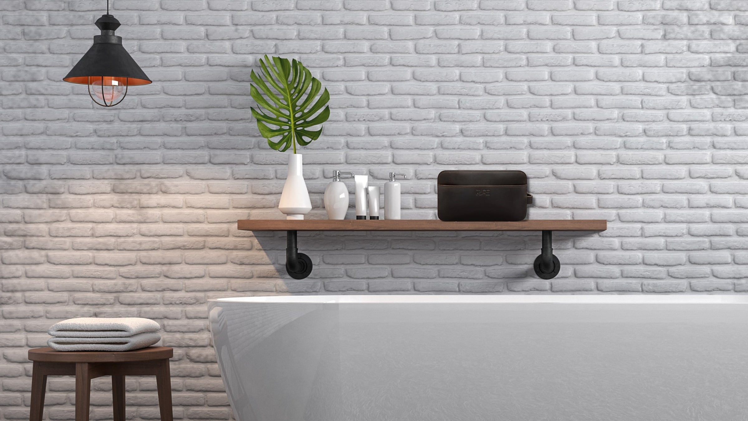 Brauner Kulturbeutel Atlas aus Leder in stilvollem Badezimmer.