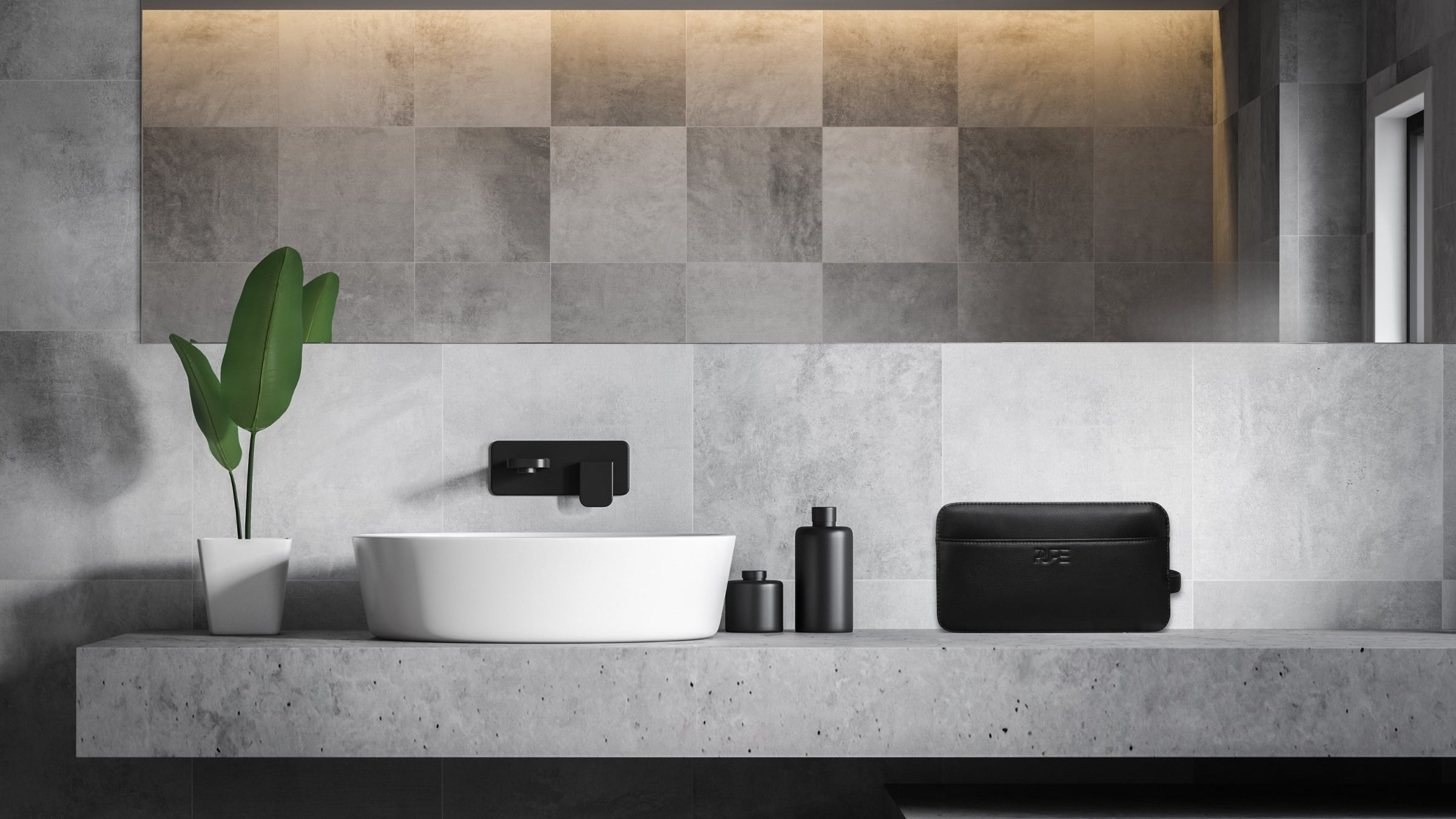 Kulturbeutel Atlas in Schwarz auf modernem Badezimmerwaschtisch.