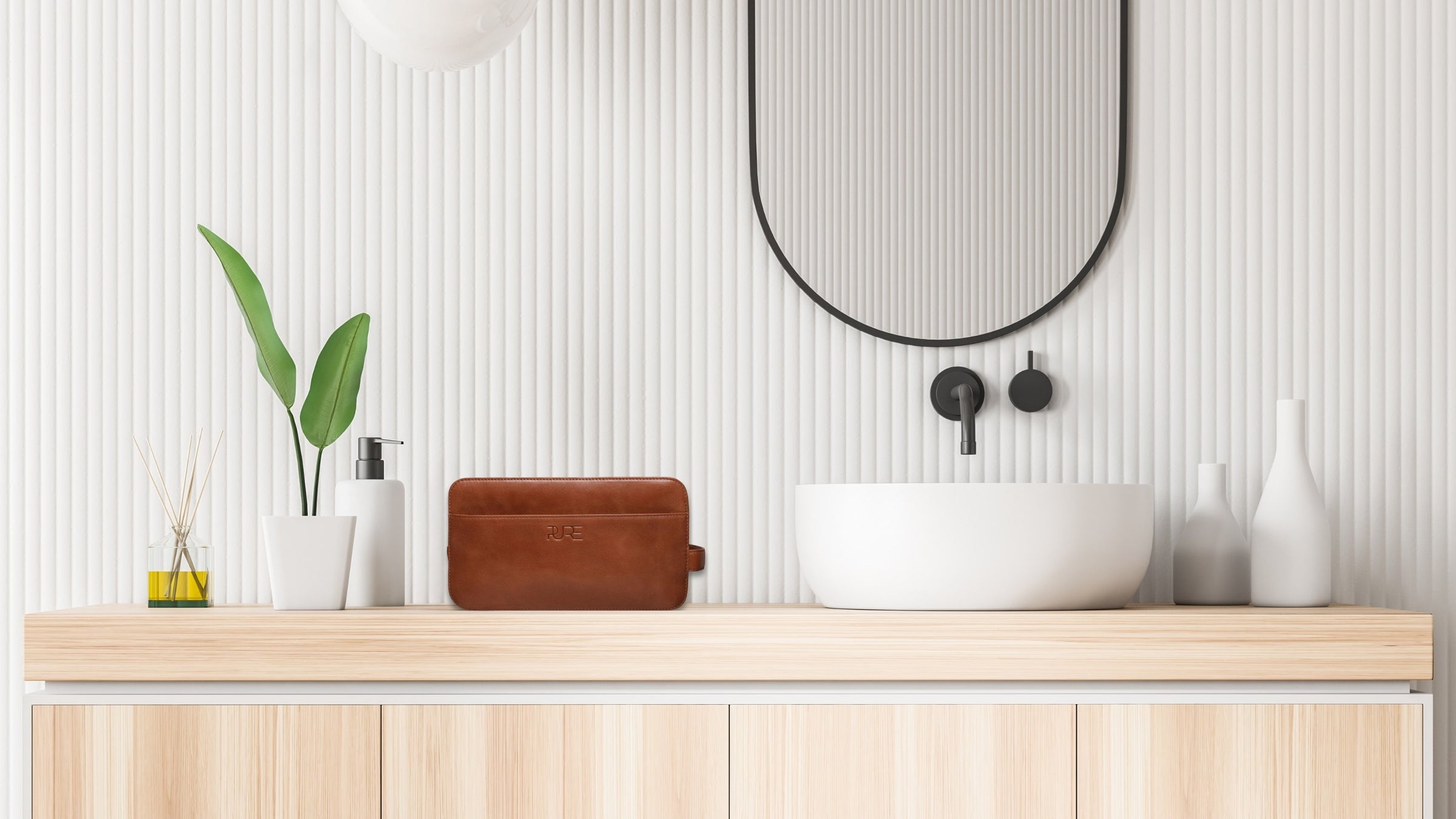 Kulturbeutels Atlas auf Badewannenrand in modernem Badezimmer