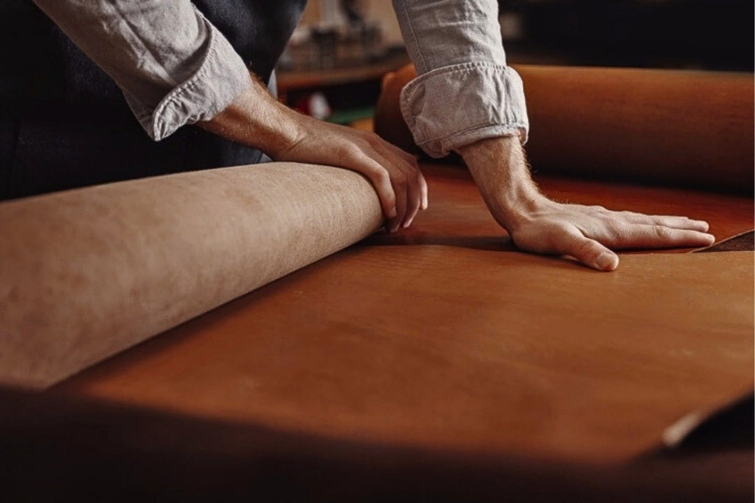 Handarbeit an einer großen Lederfläche für den Kulturbeutel Atlas.