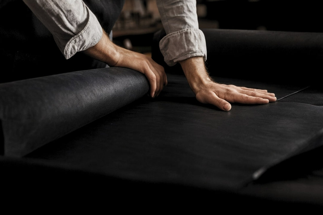 Handarbeit an einer großen Lederfläche für den Kulturbeutel Atlas.