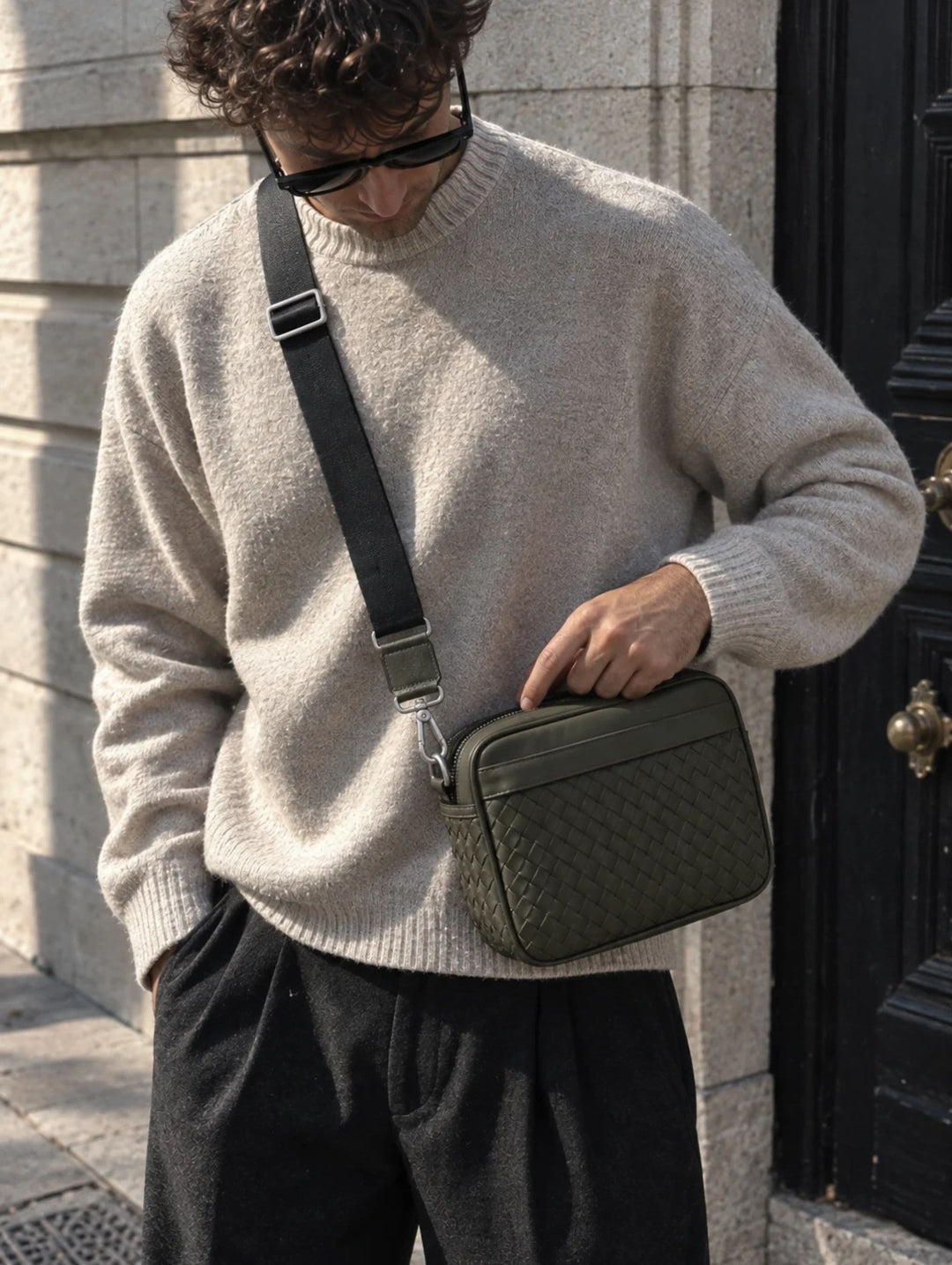 Kleine Crossbody Bag aus geflochtenem Leder in Olive am Model
