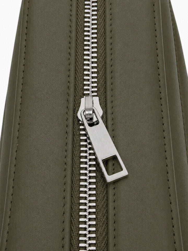 leder-umhaengetasche-olive-reissverschluss-detail