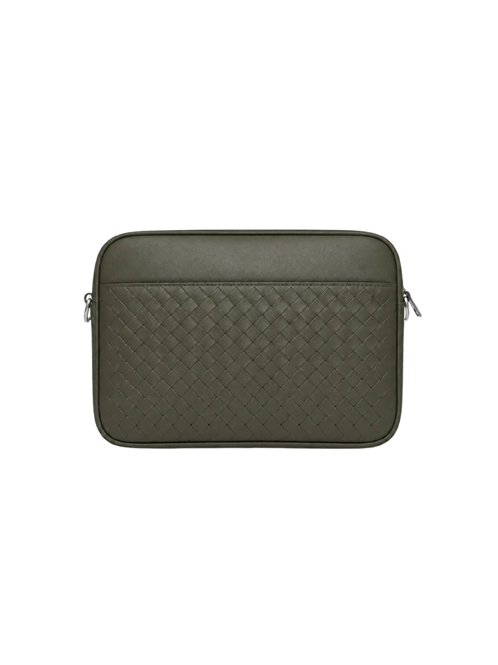 Rückansicht einer kleinen Crossbody Bag aus geflochtenem Leder