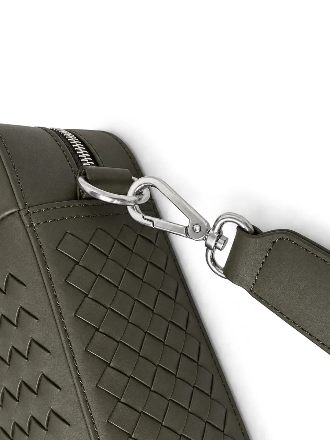 Schulterriemen einer kleinen Crossbody Bag aus Leder in Olive