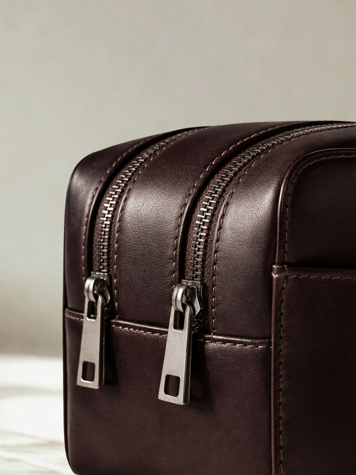 Brauner Leder Kulturbeutel Atlas XL mit Reißverschluss-Detailansicht