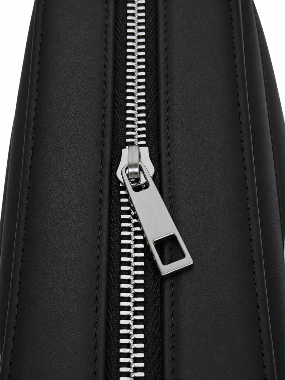 Leder Umhängetasche JUNO Large in Schwarz, geöffnet mit Laptopfach