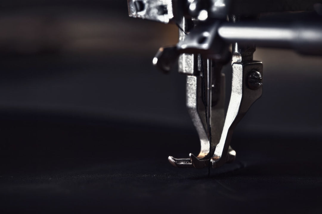 Präzise Lederverarbeitung in Handarbeit - Detailaufnahme einer Nähmaschine beim Vernähen von hochwertigem Leder