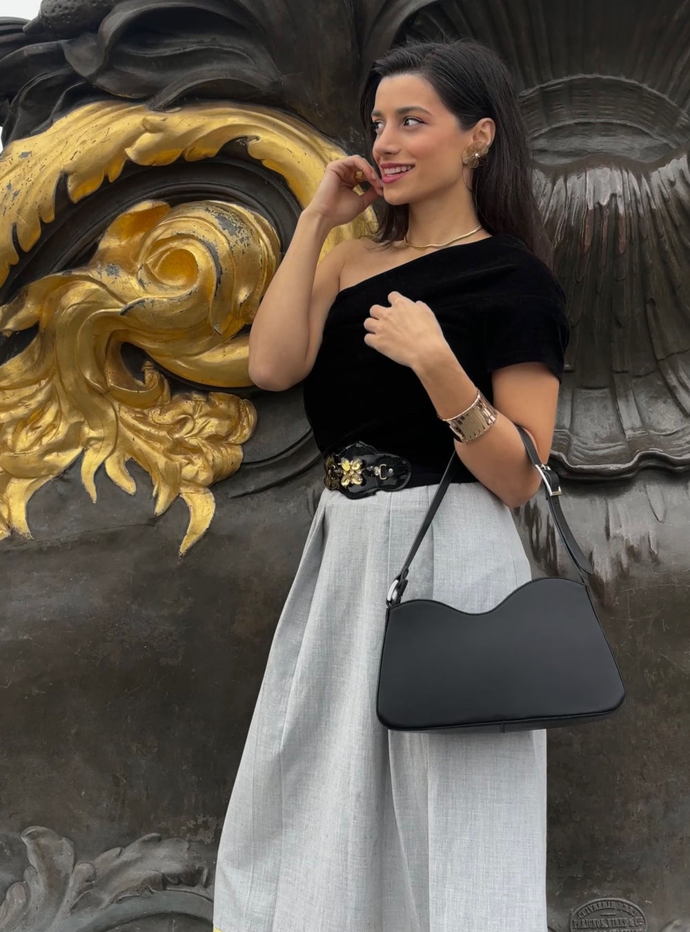 MILEVA schwarze Lederschultertasche zu einem eleganten Outfit getragen