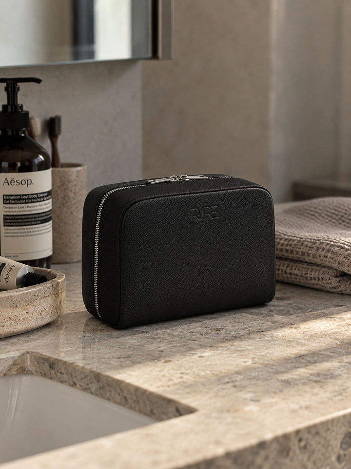 MIRA Kosmetiktasche aus schwarzem Leder im Badezimmer