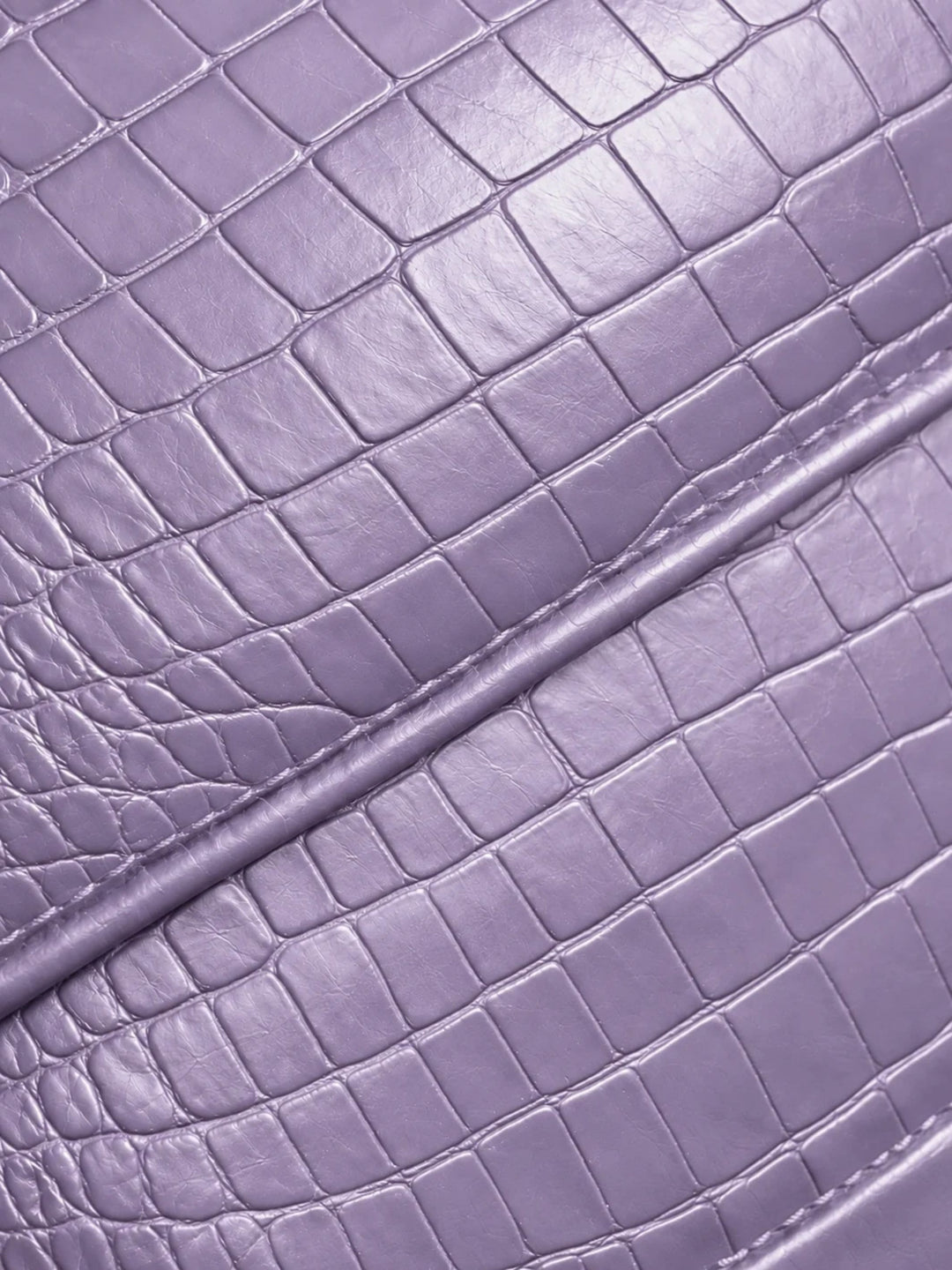 Pure Studios Ophelia Schultertasche in Lavender mit Croco-Prägung – Lederdetail